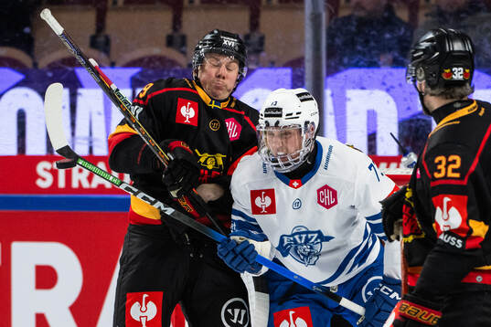 Erik Gustafsson of Luleå and Mike Kunzle of EV Zug