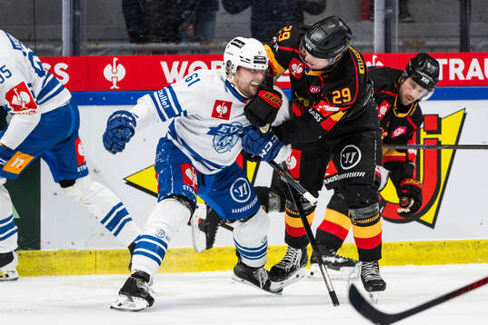 Sven Leuenberger of EV Zug and Erik Gustafsson of Luleå