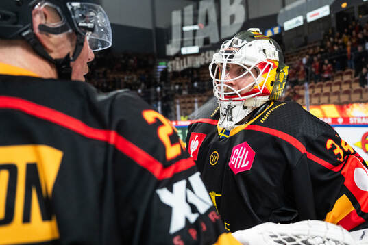 Erik Gustafsson and goaltender Joel Lassinantti of Luleå