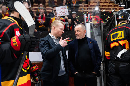 Coach Michael Liniger of EV Zug and coach Thomas Berglund