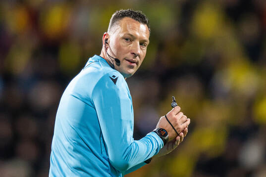 Referee Sven Jablonski