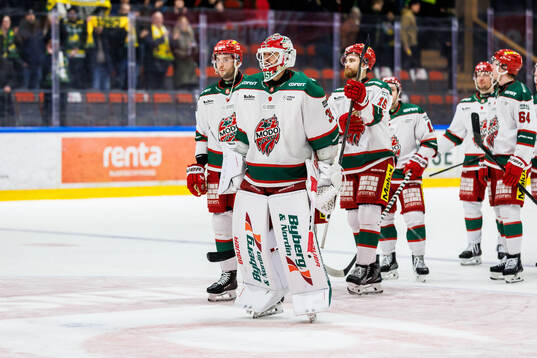Modos målvakt Adam Werner deppar