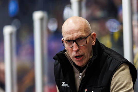Modos huvudtränare Fredrik Andersson