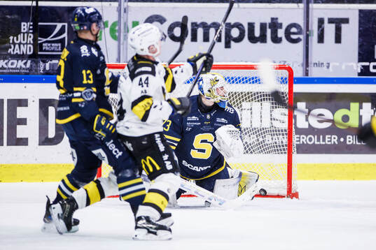 Södertäljes målvakt Love Härenstam släpper in 0-1 av