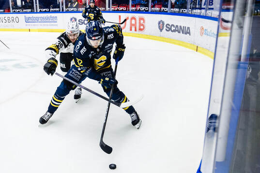 Västerås Olle Norberg och Södertäljes Roope Laavainen