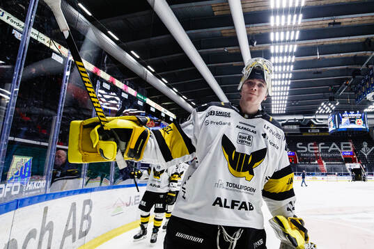 Västerås målvakt Rasmus Korhonen jublar