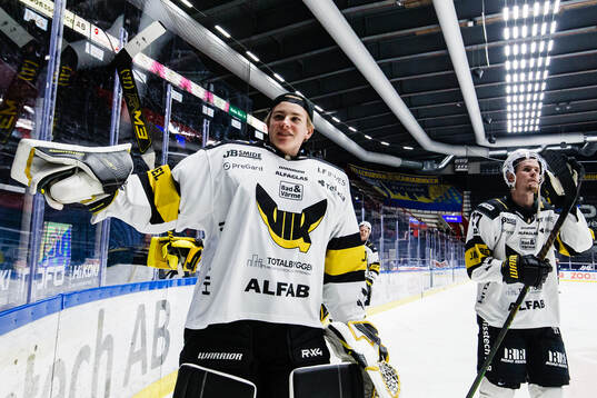 Västerås målvakt Alvar Frölander jublar