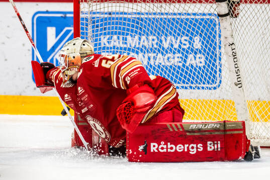 Kalmars målvakt Jacob Crespin gör en räddning