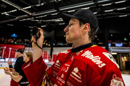 Kalmars Andrej Sustr fotograferar