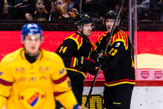 Brynäs Robert Hägg (m) gör 1-1 och gratuleras av Oskar