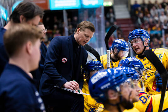 Djurgårdens assisterande tränare Patrik Andersson  ger