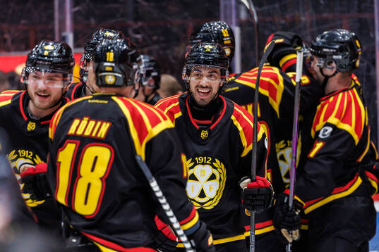 Brynäs Tyler Vesel jublar med lagkamrater
