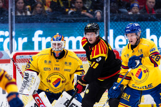 Brynäs Nicklas Bäckström framför Djurgårdens målvakt
