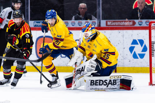Brynäs Johan Larsson oroar framför Djurgårdens målvakt