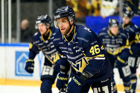 HV71s Joona Luoto jublar