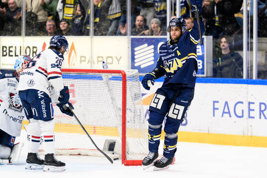 HV71s Joona Luoto jublar