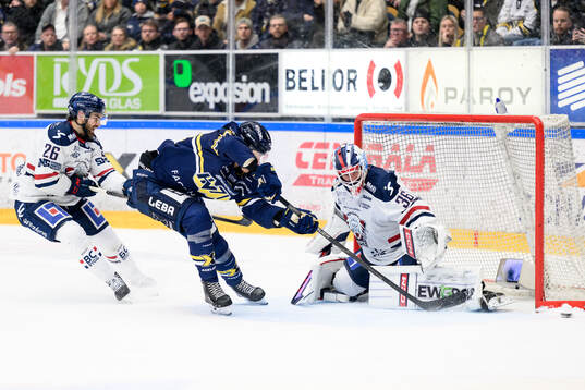 Linköpings Max Martin och HV71s Hampus Eriksson och
