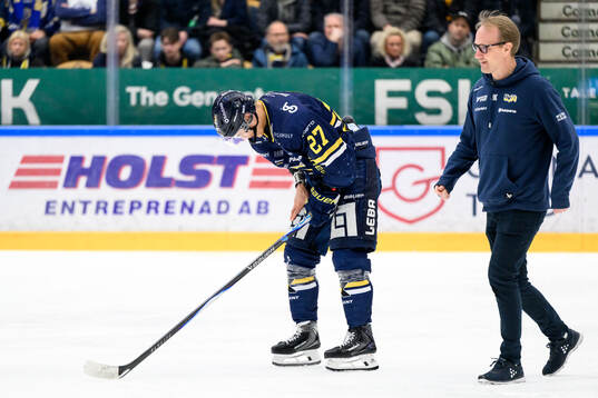 HV71s Jonathan Ang lämnar isen