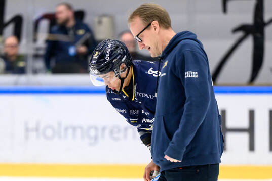 HV71s Jonathan Ang lämnar isen