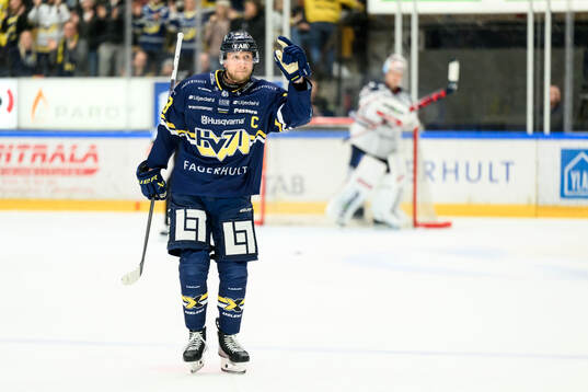 HV71s Olle Alsing jublar