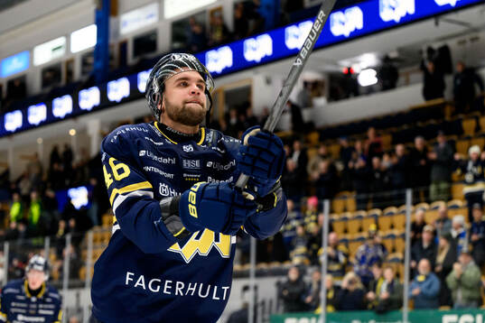HV71s Joona Luoto jublar