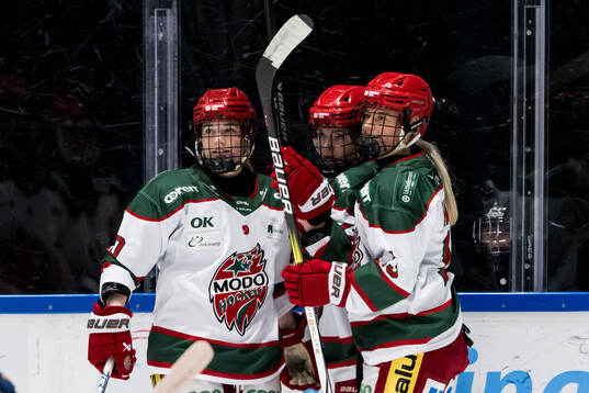 Modos Sarah Marchand, Mira Hallin och Alyssa Mcleod jublar