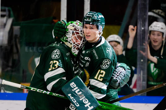 Färjestads målvakt Emil Larmi och Christoffer Jansson