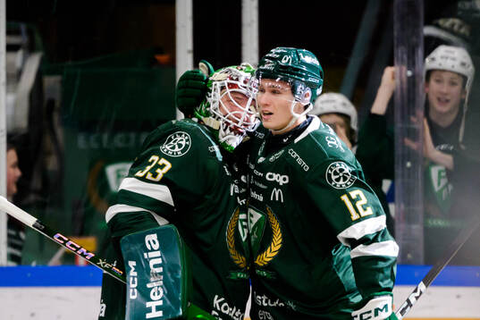 Färjestads målvakt Emil Larmi och Christoffer Jansson