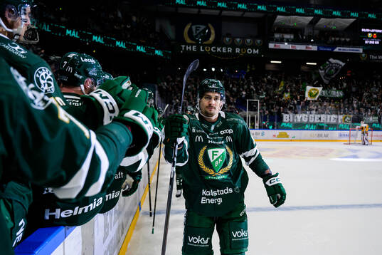 Färjestads David Tomasek jublar