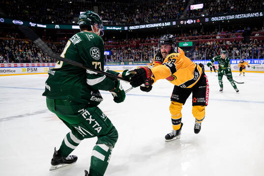 Färjestads Adam Ollas Mattsson och Luleås Ben Tardif