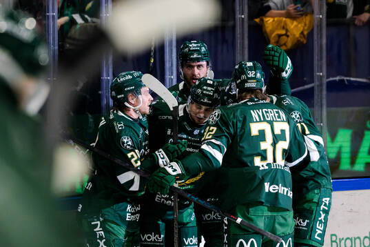 Färjestads David Tomasek jublar med lagkamrater