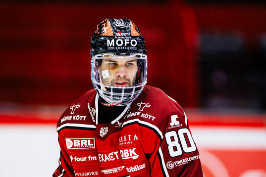 Örebros Kalle Miketinac med ett ansiktsskydd