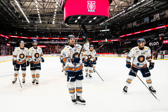 Växjös Sebastian Strandberg jublar med lagkamrater