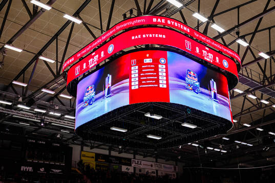 Mediakuben i Behrn Arena med texten "Red Bull Overtime"