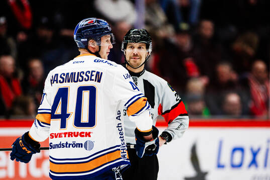Växjös Dennis Rasmussen och domare Andreas Harnebring