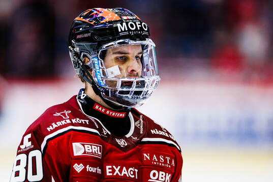 Örebros Kalle Miketinac med ett ansiktsskydd