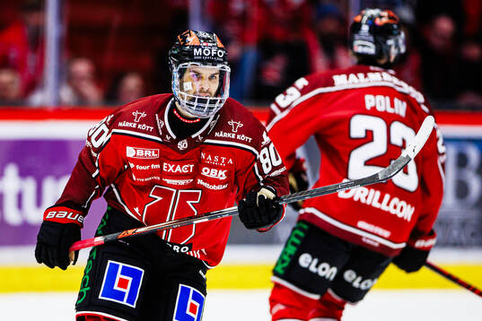 Örebros Kalle Miketinac med ett ansiktsskydd