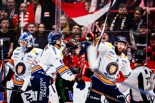 Växjös Keegan Lowe och Petter Granberg i ett bråk