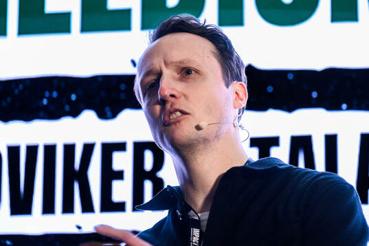 Patrik Brenning – Sportreporter och författare på scenen