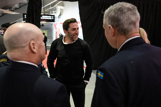 Joel Lundqvist pratar med deltagare från Försvarsmakten