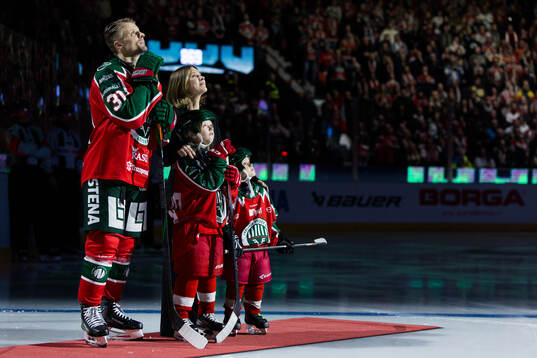 Frölundas Nicklas Lasu med familj när han hyllas för