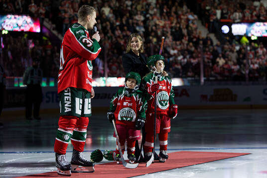 Frölundas Nicklas Lasu med familj när han hyllas för