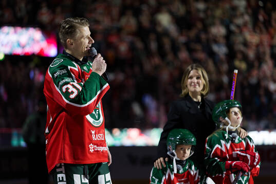 Frölundas Nicklas Lasu med familj när han hyllas för