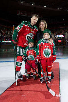 Frölundas Nicklas Lasu med familj när han hyllas för