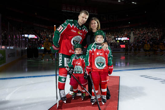 Frölundas Nicklas Lasu med familj när han hyllas för