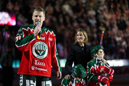 Frölundas Nicklas Lasu med familj när han hyllas för