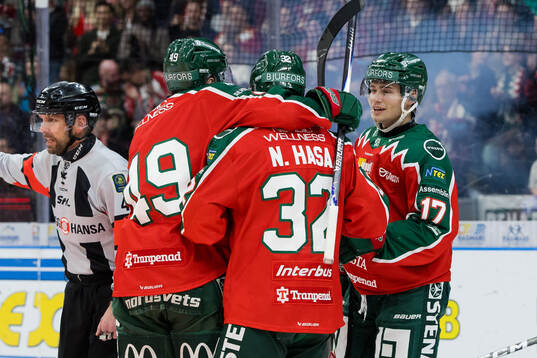 Frölundas Noah Hasa jublar med lagkamrater