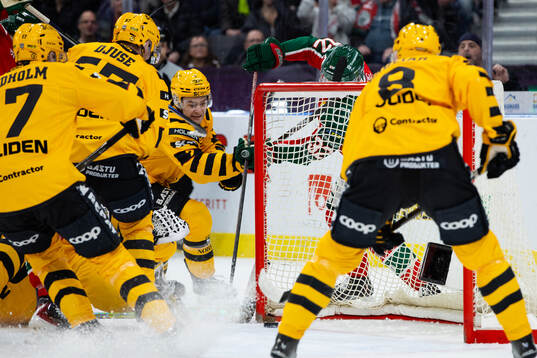 Frölundas Noah Hasa gör 2-0 på Skellefteås målvakt