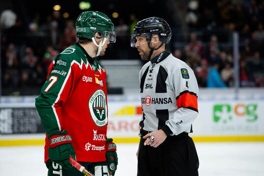 Frölundas Henrik Tömmernes och domare Marcus Linde