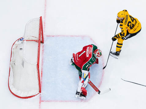 Skellefteås Oscar Lindberg skjuter det avgörande 3-4